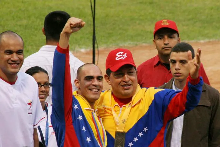El Presidente Chavez Junto A Pastor Maldonado