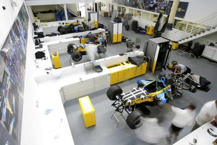renault-f1-opens-factory-doors-for-fans-23119_1