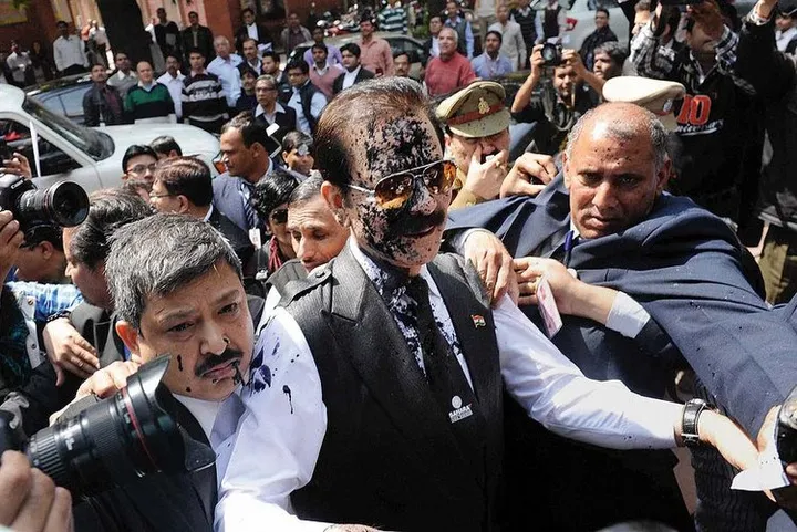 New Delhi: Chairman of Sahara India Pariwar Subrata Roy, with face smeared with ink thrown by a lawyer, walks to appear before the Supreme Court in New Delhi on Tuesday after a weekend in the UP police custody. PTI Photo (PTI3_4_2014_000060B)