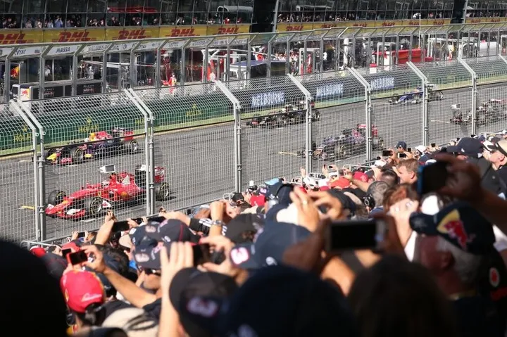 F1_Grid_Start_Day4_MD0019fans