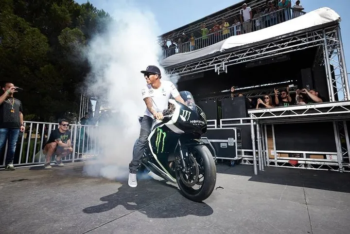 lewis-hamilton-burnout
