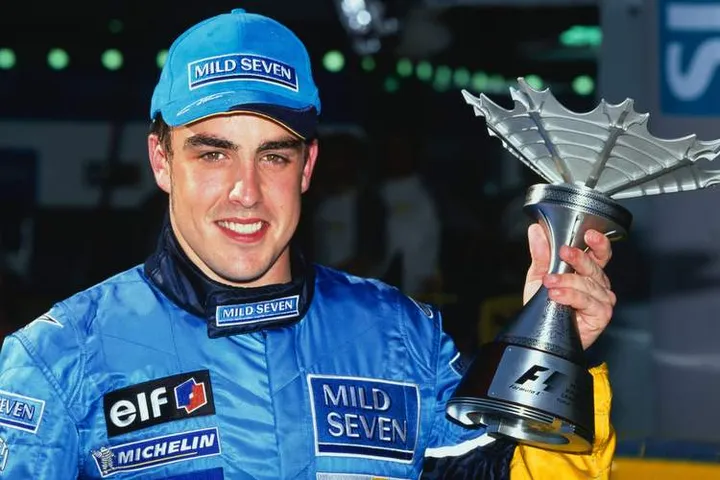 09-alonso_podium_malaysia03_renault