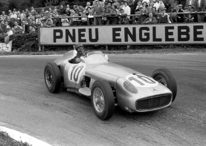 Belgian Grand Prix in Spa-Francorchamps, June 5, 1955: Winner Juan Manuel Fangio at the wheel of the open-wheel Mercedes-Benz W 196 R with start number 10.
