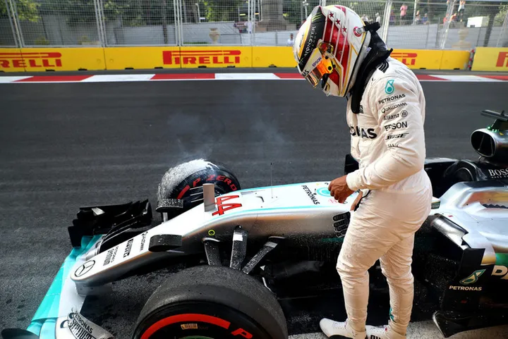 European+F1+Grand+Prix+Qualifying+Hamilton crash Baku
