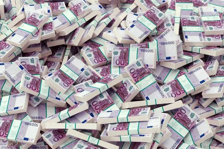 13646150-money-background-500-euro-version--Stock-Photo-euro-banknotes-cash