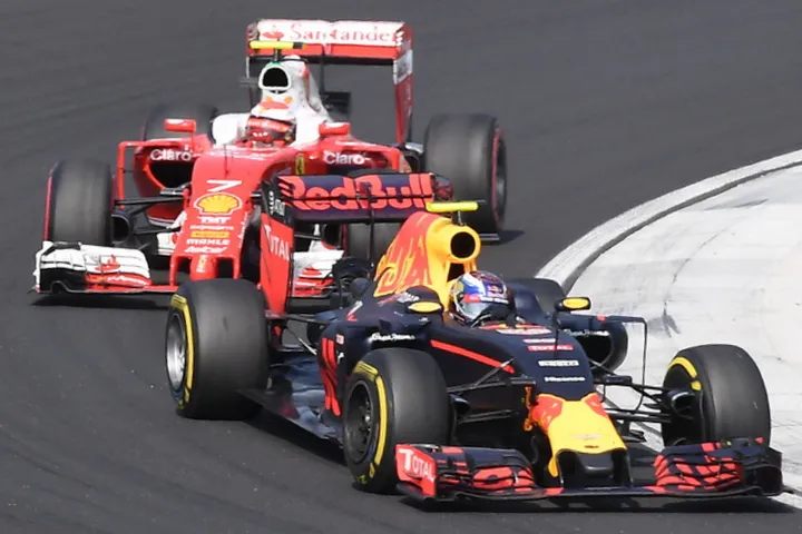 Max Verstappen (HOL) Red Bull Racing delante de Kimi Raikkonen (FIN) Ferrari.  G.P. de Hungría, Circuito de Hungaroring, Mogiorod,  Hungría, undécima  prueba del mundial, domingo 24, Julio, 2016. *** Local Caption *** RUBIO