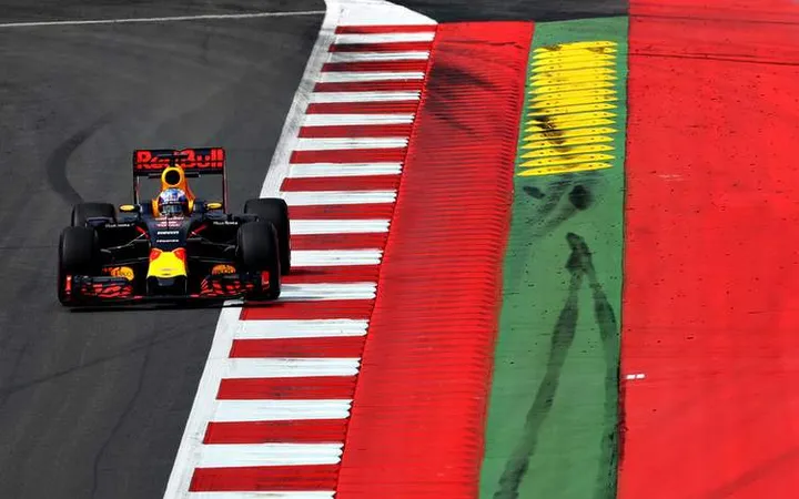 Daniel+Ricciardo+F1+Grand+Prix+Austria+Practice+hh5wQPzfTpSx (1)