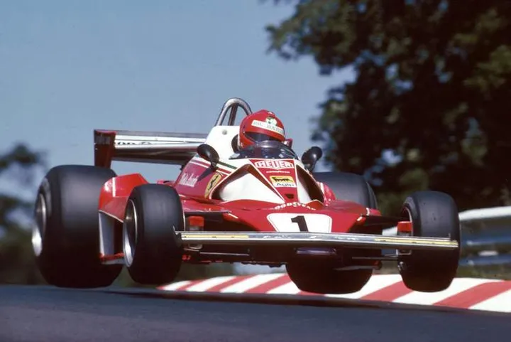 Formel 1, Grand Prix Deutschland 1976, Nuerburgring Nordschleife, 01.08.1976Niki Lauda, Ferrari 312T2, Sprungwww.hoch-zwei.net ,copyright: HOCH ZWEI / Ronco
