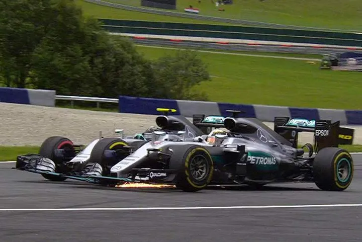 Rosberg Hamilton crash accident collide red bull ring austria mercedesRosberg Hamilton crash accident collide red bull ring austria mercedes