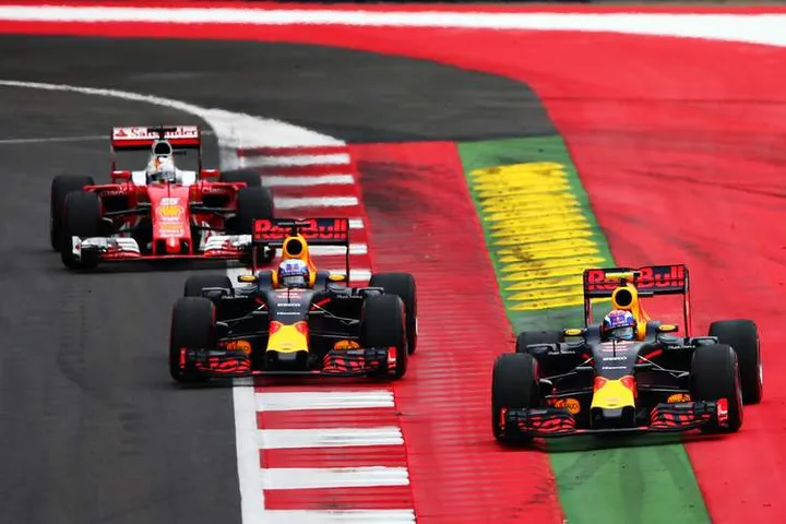 SPIELBERG, AUSTRIA - JULY 03: Max Verstappen of the Netherlands driving the (33) Red Bull Racing Red Bull-TAG Heuer RB12 TAG Heuer leads Daniel Ricciardo of Australia driving the (3) Red Bull Racing Red Bull-TAG Heuer RB12 TAG Heuer and Sebastian Vettel of Germany driving the (5) Scuderia Ferrari SF16-H Ferrari 059/5 turbo (Shell GP) on track during the Formula One Grand Prix of Austria at Red Bull Ring on July 3, 2016 in Spielberg, Austria.  (Photo by Dan Istitene/Getty Images) // Getty Images / Red Bull Content Pool  // P-20160703-01068 // Usage for editorial use only // Please go to www.redbullcontentpool.com for further information. //