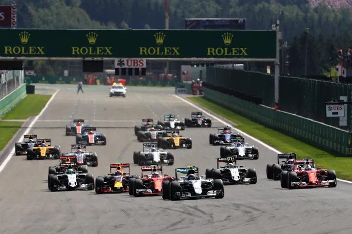 SPA, BELGIUM - AUGUST 28:  Nico Rosberg of Germany driving the (6) Mercedes AMG Petronas F1 Team Mercedes F1 WO7 Mercedes PU106C Hybrid turbo leads Kimi Raikkonen of Finland driving the (7) Scuderia Ferrari SF16-H Ferrari 059/5 turbo (Shell GP), Sebastian Vettel of Germany driving the (5) Scuderia Ferrari SF16-H Ferrari 059/5 turbo (Shell GP), Max Verstappen of the Netherlands driving the (33) Red Bull Racing Red Bull-TAG Heuer RB12 TAG Heuer and the rest of the field at the start during the Formula One Grand Prix of Belgium at Circuit de Spa-Francorchamps on August 28, 2016 in Spa, Belgium  (Photo by Mark Thompson/Getty Images) // Getty Images / Red Bull Content Pool  // P-20160828-00892 // Usage for editorial use only // Please go to www.redbullcontentpool.com for further information. //