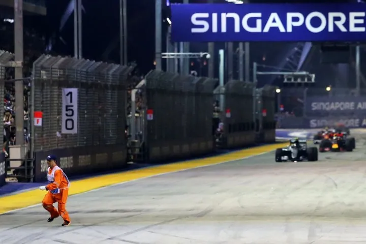 nico rosberg f1 grand prix singaporee marshal on track
