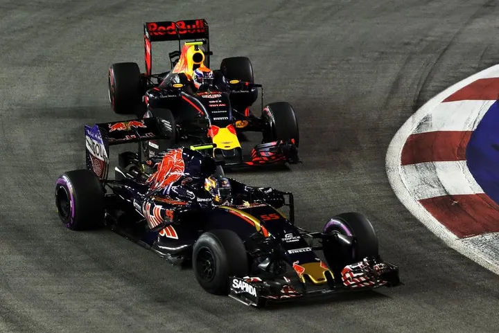 SINGAPORE - SEPTEMBER 18: Carlos Sainz of Spain driving the (55) Scuderia Toro Rosso STR11 Ferrari 060/5 turbo leads Max Verstappen of the Netherlands driving the (33) Red Bull Racing Red Bull-TAG Heuer RB12 TAG Heuer on track during the Formula One Grand Prix of Singapore at Marina Bay Street Circuit on September 18, 2016 in Singapore.  (Photo by Mark Thompson/Getty Images) // Getty Images / Red Bull Content Pool  // P-20160918-00456 // Usage for editorial use only // Please go to www.redbullcontentpool.com for further information. //
