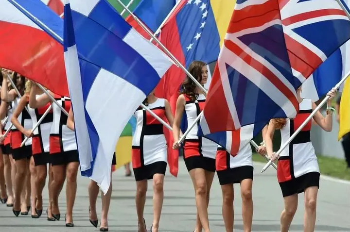grid girls flags formula one