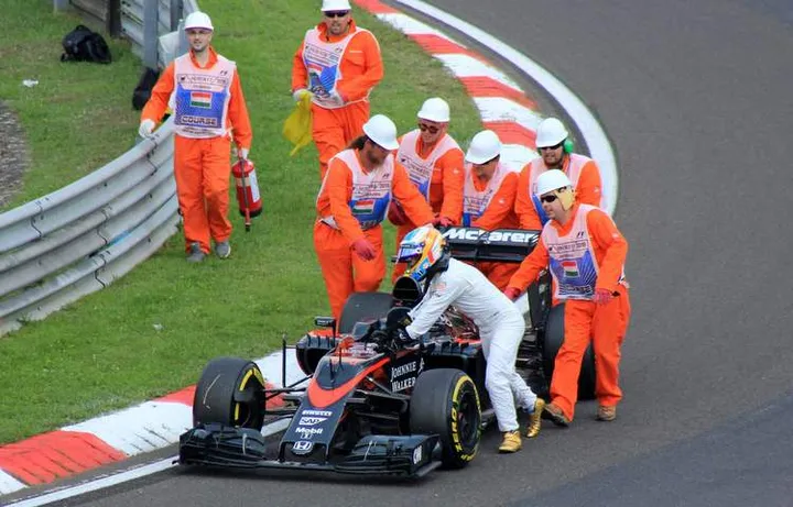 Alonso-Pushes-McLaren-Honda