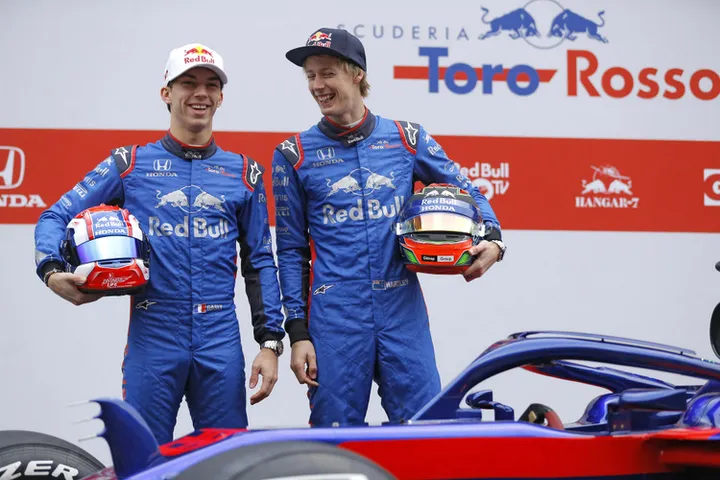 26.02.2018: Spanien, Barcelona: Motorsport, Formel 1: Die beiden Formel-1-Piloten Pierre Gasly (l, Frankreich) und Brendon Hartley (Neuseeland) stehen bei der Teampräsentation des Rennstalls Toro Rosso auf dem Circuit de Catalunya bei Barcelona hinter dem neuen Auto. Foto: Francisco Seco/AP/dpa +++(c) dpa - Bildfunk+++ |