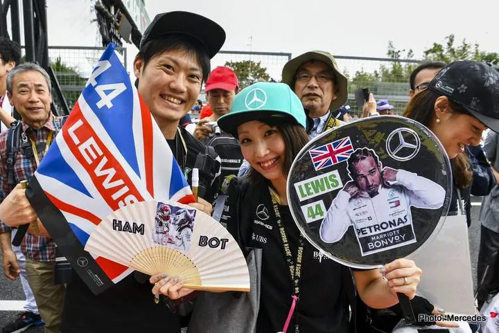 japanese lewis hamilton fans photo 2019 suzuka