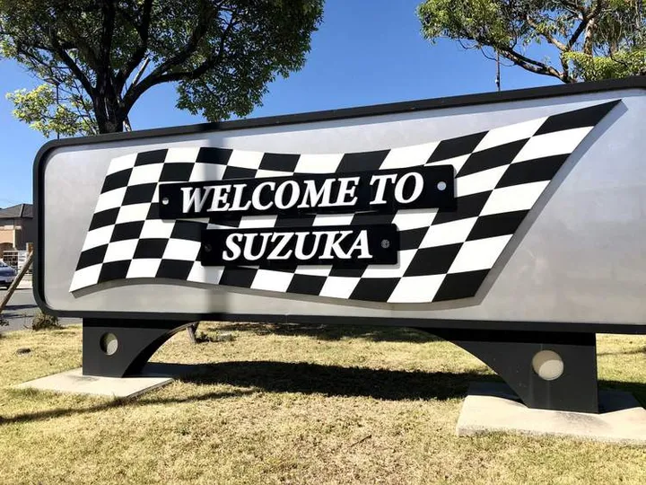 welcome to suzuka sign