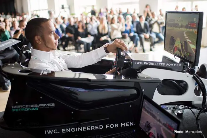 1 lewis hamilton simulator f1 gran turismo2