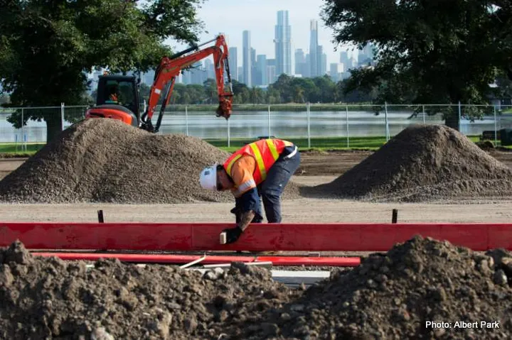 albert-park-circuit-worker