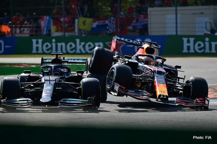 hamilton verstappen crash 2021 Italian Grand Prix Monza collide collision accident-003