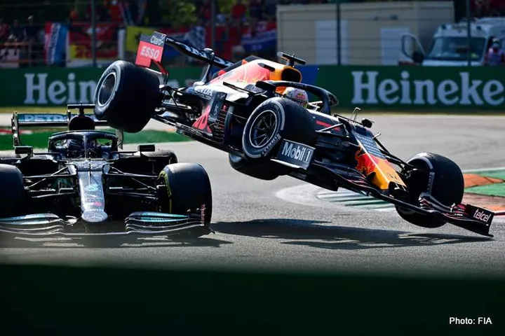 hamilton verstappen crash 2021 Italian Grand Prix Monza collide collision accident-003