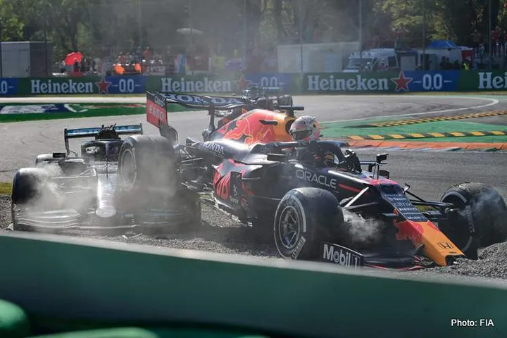 hamilton verstappen crash 2021 Italian Grand Prix Monza collide collision accident-003