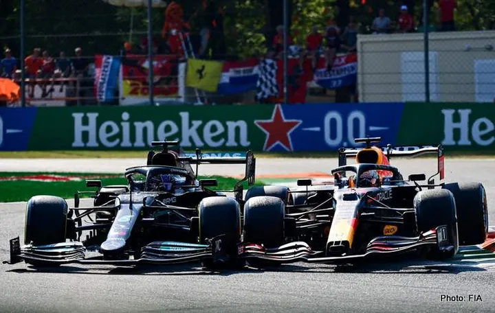 hamilton verstappen crash 2021 Italian Grand Prix Monza collide collision accident-003