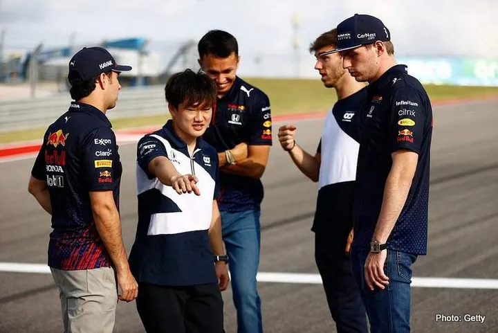 1-sergio-perez-red-bull-racing-tsunoda-albon-verstappen-gasly-redbull