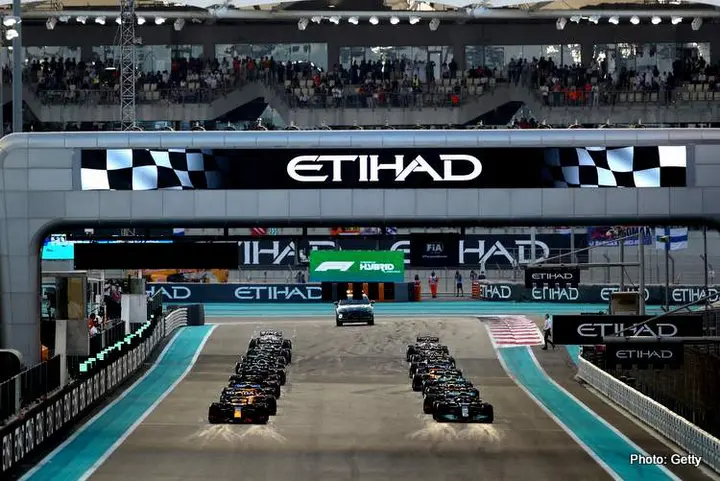 Formula One F1 - Abu Dhabi Grand Prix - Yas Marina Circuit, Abu Dhabi, United Arab Emirates - December 12, 2021 General view of the grid at the start of the race REUTERS/Ahmed Jadallah