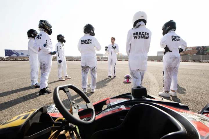 Vettel fährt Kart mit Frauen | F1-Insider.com