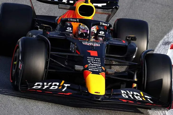 red bull rb18 max verstappen f1 testing barcelona 2022