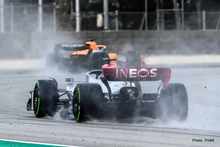 CIRCUIT DE BARCELONA-CATALUNYA, SPAIN - FEBRUARY 25: Daniel Ricciardo, McLaren MCL36, leads Sir Lewis Hamilton, Mercedes W13 during the Barcelona February testing at Circuit de Barcelona-Catalunya on Friday February 25, 2022 in Barcelona, Spain. (Photo by Mark Sutton / LAT Images)