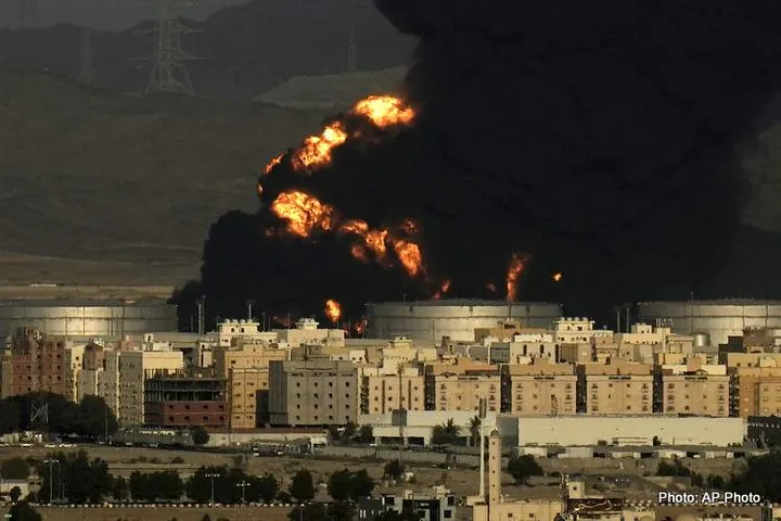 A cloud of smoke rises from a burning oil depot in Jiddah, Saudi Arabia, Friday, March 25, 2022. (AP Photo/Hassan Ammar) F1