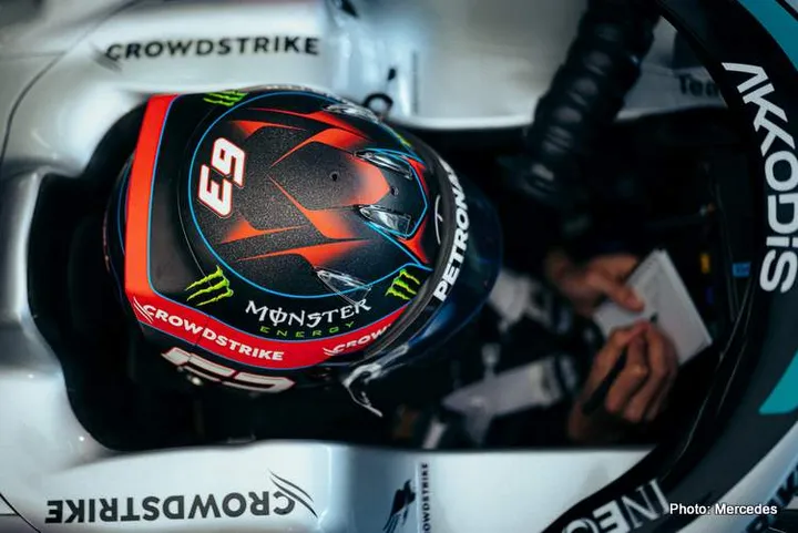 george russell helmet cockpit Mercedes w13 bahrain 2022 FP1 FP2 practice