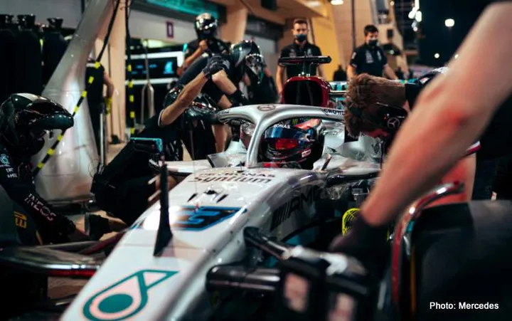 george russell helmet cockpit Mercedes w13 bahrain 2022 FP1 FP2 practice
