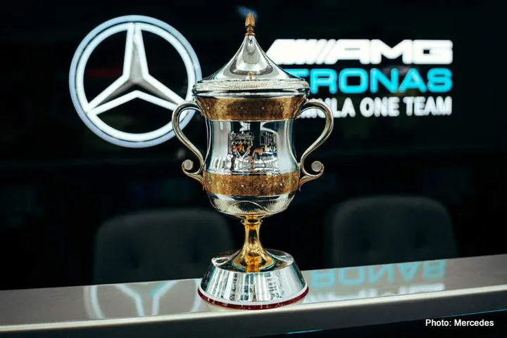 mercedes bahrain grand prix wolff f1 2022 hamilton third trophy