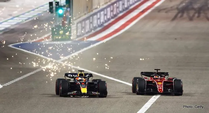 BAHRAIN, BAHRAIN - MARCH 20: Max Verstappen of the Netherlands driving the (1) Oracle Red Bull Racing RB18 overtakes Charles Leclerc of Monaco driving (16) the Ferrari F1-75 into turn one during the F1 Grand Prix of Bahrain at Bahrain International Circuit on March 20, 2022 in Bahrain, Bahrain. (Photo by Mark Thompson/Getty Images)