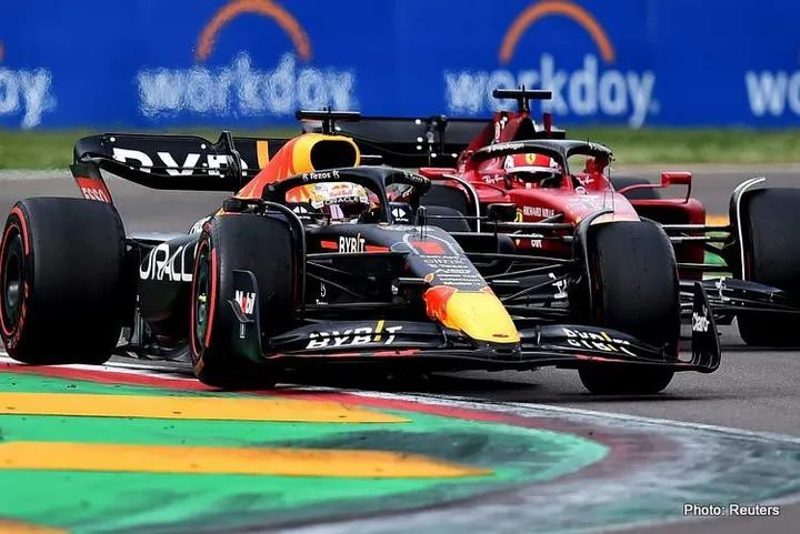 Formula One F1 - Emilia Romagna Grand Prix - Autodromo Enzo e Dino Ferrari, Imola, Italy - April 23, 2022 Red Bull's Max Verstappen and Ferrari's Charles Leclerc in action during the sprint race REUTERS/Massimo Pinca