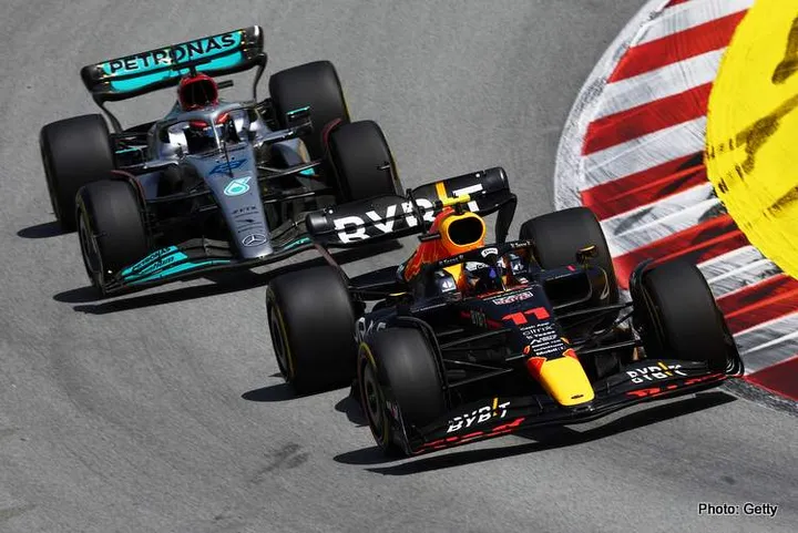 BARCELONA, SPAIN - MAY 22: Sergio Perez of Mexico driving the (11) Oracle Red Bull Racing RB18 leads George Russell of Great Britain driving the (63) Mercedes AMG Petronas F1 Team W13 during the F1 Grand Prix of Spain at Circuit de Barcelona-Catalunya on May 22, 2022 in Barcelona, Spain. (Photo by Lars Baron/Getty Images)