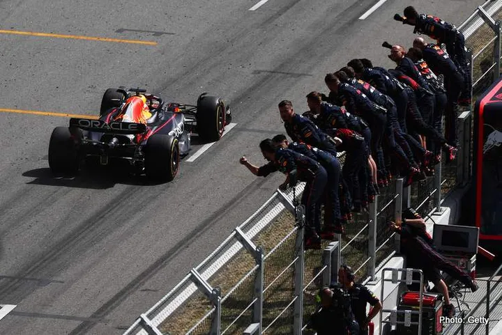 BARCELONA, SPAIN - MAY 22: Race winner Max Verstappen of the Netherlands driving the (1) Oracle Red Bull Racing RB18 passes his team celebrating on the pitwall during the F1 Grand Prix of Spain at Circuit de Barcelona-Catalunya on May 22, 2022 in Barcelona, Spain. (Photo by Lars Baron/Getty Images)