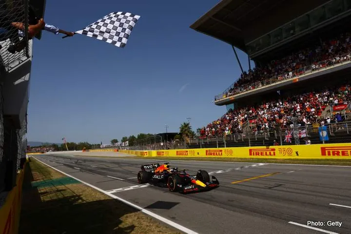 BARCELONA, SPAIN - MAY 22: Race winner Max Verstappen of the Netherlands driving the (1) Oracle Red Bull Racing RB18 takes the chequered flag during the F1 Grand Prix of Spain at Circuit de Barcelona-Catalunya on May 22, 2022 in Barcelona, Spain. (Photo by Mark Thompson/Getty Images) // Getty Images / Red Bull Content Pool // SI202205220450 // Usage for editorial use only //