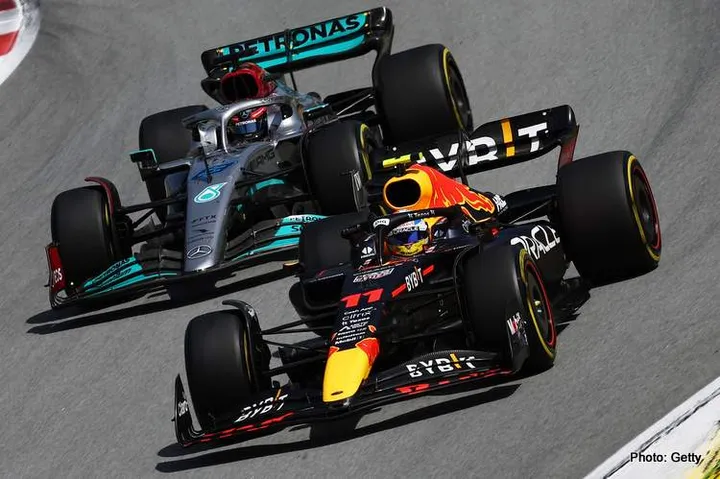 BARCELONA, SPAIN - MAY 22: Sergio Perez of Mexico driving the (11) Oracle Red Bull Racing RB18 leads George Russell of Great Britain driving the (63) Mercedes AMG Petronas F1 Team W13 during the F1 Grand Prix of Spain at Circuit de Barcelona-Catalunya on May 22, 2022 in Barcelona, Spain. (Photo by Lars Baron/Getty Images)