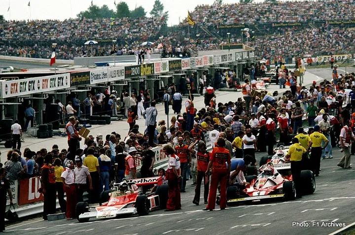 The front row of the grid (L to R): James Hunt (GBR) McLaren M23 alongside pole sitter Niki Lauda (AUT) Ferrari 312T2. Both drivers would become embroiled in one of F1Õs most controversial moments when HuntÕs victory would be stripped from him on appeal by Ferrari in September for allegedly not running when the race was stopped on the opening lap: handing victory to championship rival Lauda (AUT) Ferrari as a result.British Grand Prix, Rd 9, Brands Hatch, England, 18 July 1976.BEST IMAGE