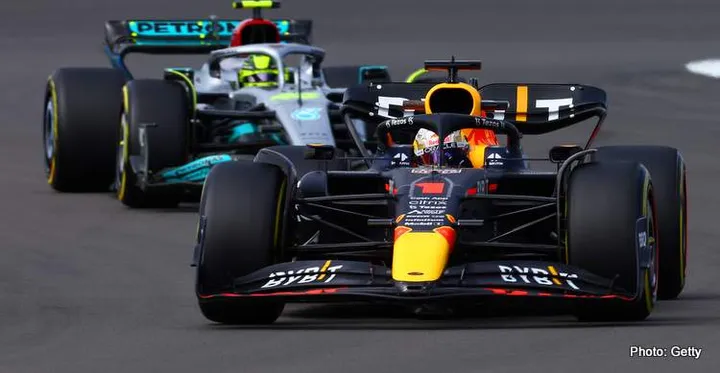 NORTHAMPTON, ENGLAND - JULY 01: Max Verstappen of the Netherlands driving the (1) Oracle Red Bull Racing RB18 leads Lewis Hamilton of Great Britain driving the (44) Mercedes AMG Petronas F1 Team W13 during practice ahead of the F1 Grand Prix of Great Britain at Silverstone on July 01, 2022 in Northampton, England. (Photo by Mark Thompson/Getty Images)
