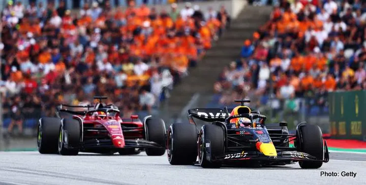 SPIELBERG, AUSTRIA - JULY 10: Max Verstappen of the Netherlands driving the (1) Oracle Red Bull Racing RB18 leads Charles Leclerc of Monaco driving the (16) Ferrari F1-75 during the F1 Grand Prix of Austria at Red Bull Ring on July 10, 2022 Horner: We didn't have the range they had in the Sprint Race in Spielberg, Austria. (Photo by Clive Rose/Getty Images)