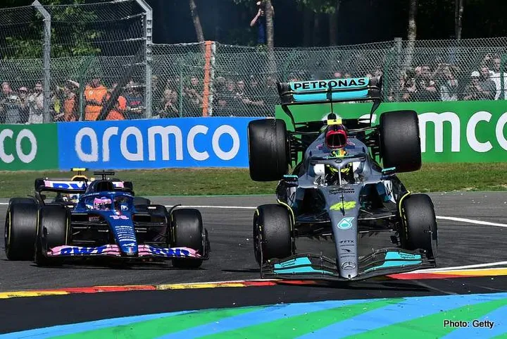 hamilton mertcedes alosno crash airborne f1