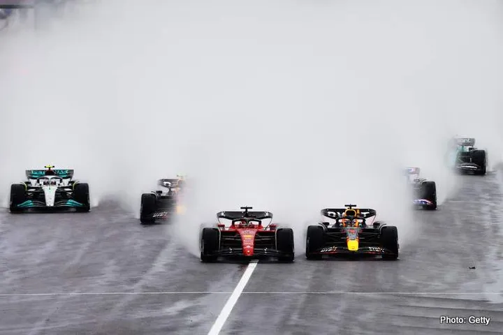 SUZUKA, JAPAN - OCTOBER 09: Max Verstappen of the Netherlands driving the (1) Oracle Red Bull Racing RB18 and Charles Leclerc of Monaco driving the (16) Ferrari F1-75 battle for track position into turn one at the start during the F1 Grand Prix of Japan at Suzuka International Racing Course on October 09, 2022 in Suzuka, Japan. (Photo by Mark Thompson/Getty Images )