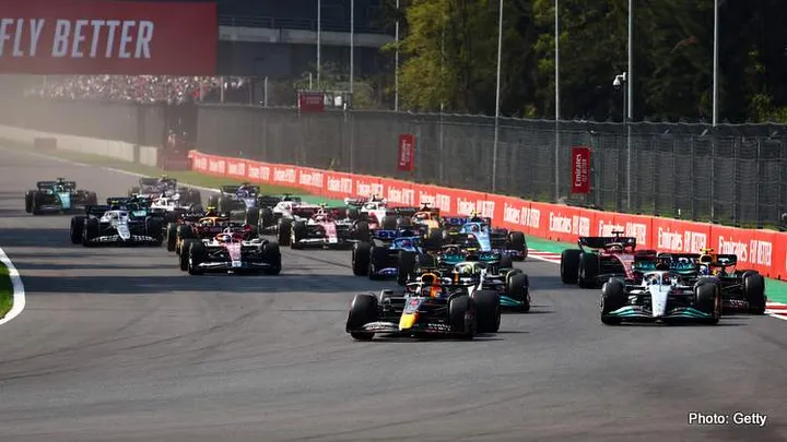 MEXICO CITY, MEXICO - OCTOBER 30: Max Verstappen of the Netherlands driving the (1) Oracle Red Bull Racing RB18 leads George Russell of Great Britain driving the (63) Mercedes AMG Petronas F1 Team W13, Lewis Hamilton of Great Britain driving the (44) Mercedes AMG Petronas F1 Team W13 and the rest of the field at the start during the F1 Grand Prix of Mexico at Autodromo Hermanos Rodriguez on October 30, 2022 in Mexico City, Mexico. (Photo by Mark Thompson/Getty Images )