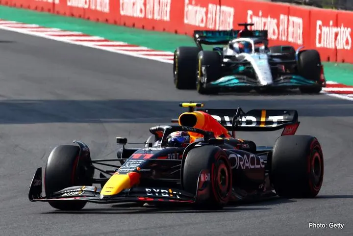MEXICO CITY, MEXICO - OCTOBER 30: Sergio Perez of Mexico driving the (11) Oracle Red Bull Racing RB18 leads George Russell of Great Britain driving the (63) Mercedes AMG Petronas F1 Team W13 during the F1 Grand Prix of Mexico at Autodromo Hermanos Rodriguez on October 30, 2022 in Mexico City, Mexico. (Photo by Mark Thompson/Getty Images )